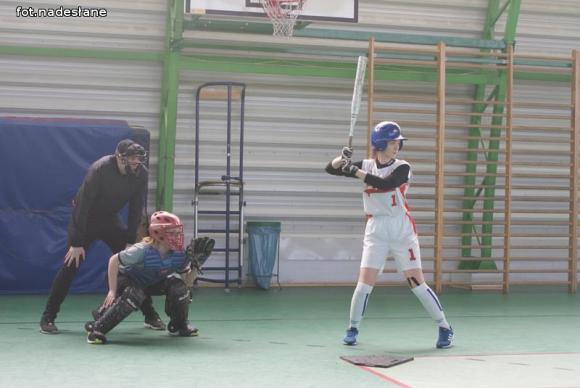 Softballistki z Kutna wygrały halowy turniej w Krośniewicach