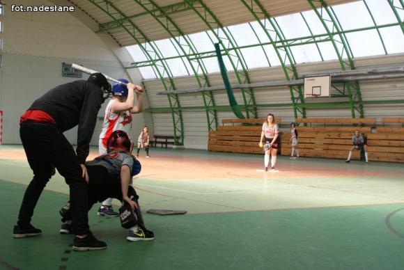 Softballistki z Kutna wygrały halowy turniej w Krośniewicach