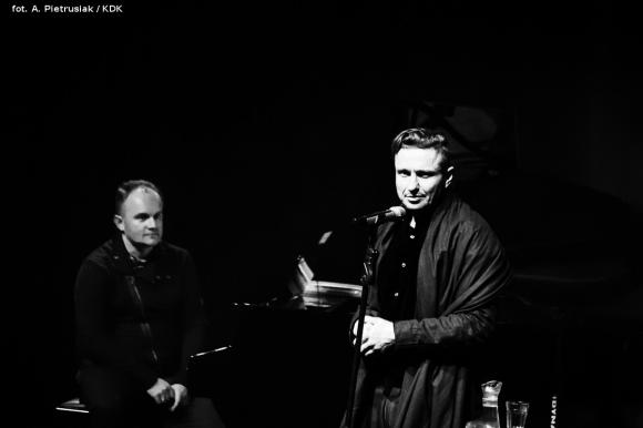 Recital Janusza Radka. Serce głowie niech rozkazuje, gdy się sercu bardzo, bardzo chce