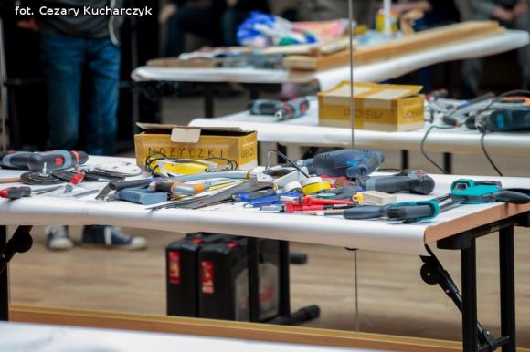 Robili instrumenty w domu kultury