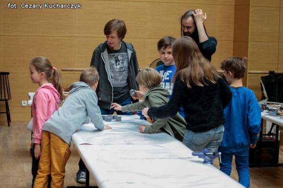 Robili instrumenty w domu kultury