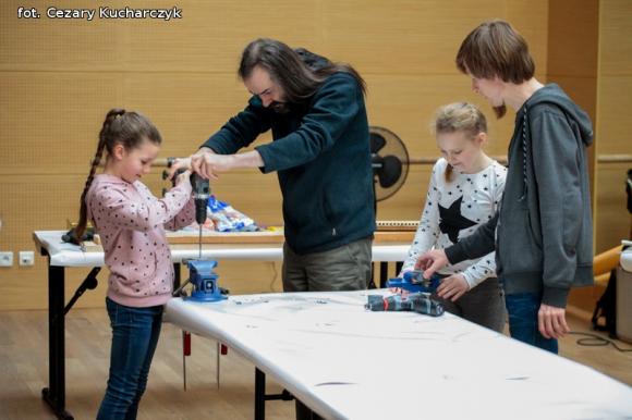 Robili instrumenty w domu kultury