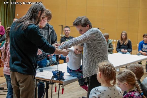 Robili instrumenty w domu kultury