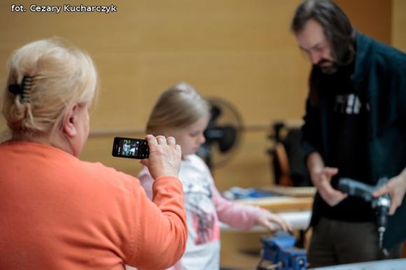 Robili instrumenty w domu kultury