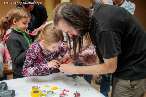 Robili instrumenty w domu kultury