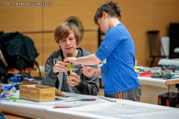 Robili instrumenty w domu kultury