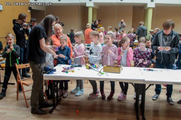 Robili instrumenty w domu kultury