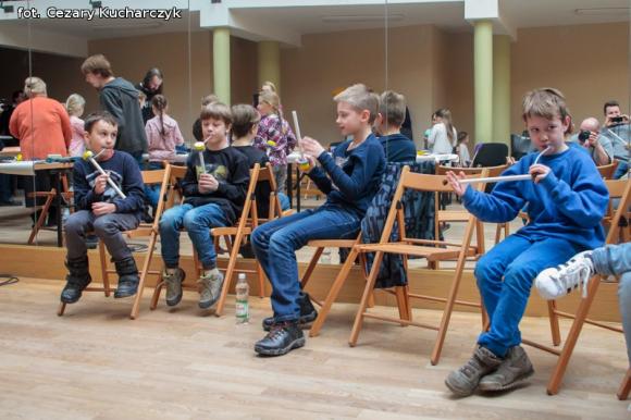 Robili instrumenty w domu kultury