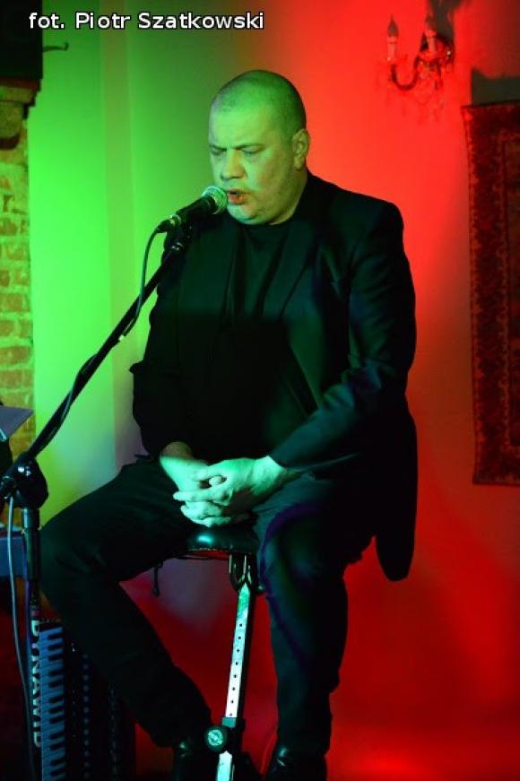 Charakterystyczny głos i dobre teksty - klimatyczny koncert Dyjaka w Kutnie