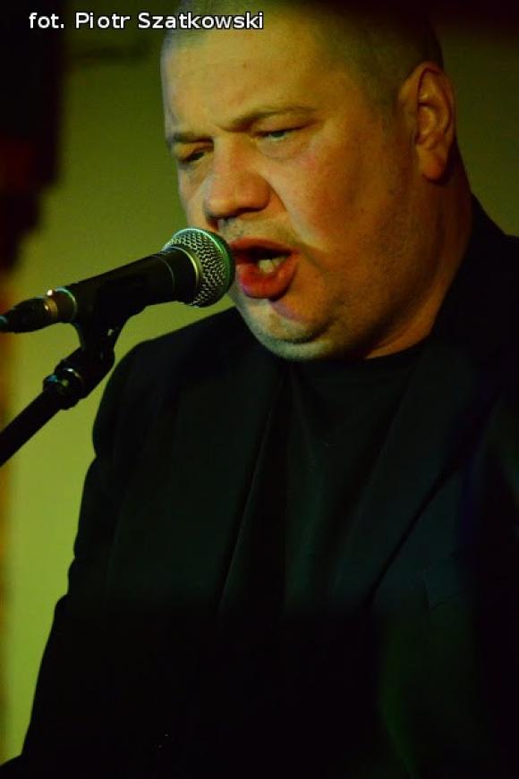 Charakterystyczny głos i dobre teksty - klimatyczny koncert Dyjaka w Kutnie