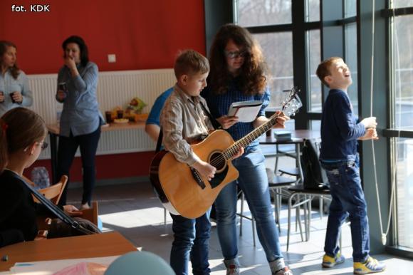ŚWIATOWY DZIEŃ ŚWIADOMOŚCI AUTYZMU: Warsztaty plastyczne w środę