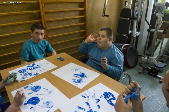 Niezabudka i PSONI wciąż na niebiesko