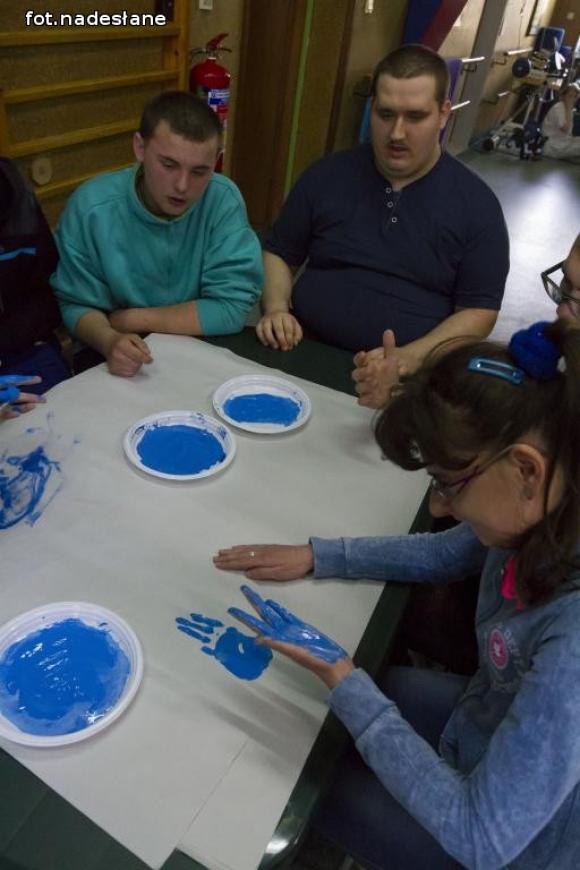 Niezabudka i PSONI wciąż na niebiesko