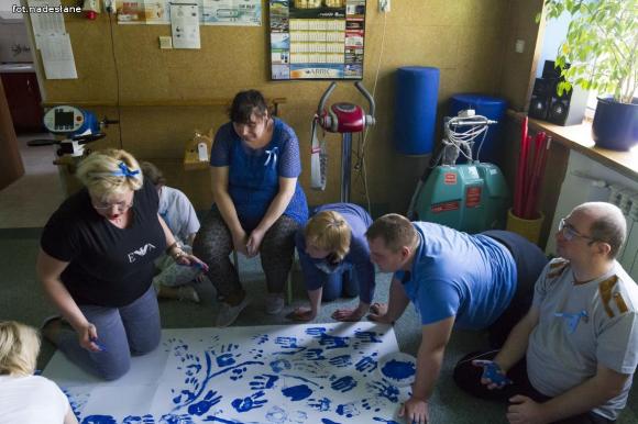 Niezabudka i PSONI wciąż na niebiesko