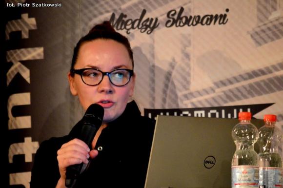 Bronka Nowicka w Kutnie. Dziecko martwi się, bo nie umie nakarmić kamienia