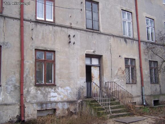 Dlaczego w Kutnie wciąż nie ma mieszkań dla naprawdę potrzebujących? Rodzina zastępcza mieszka w dramatycznych warunkach
