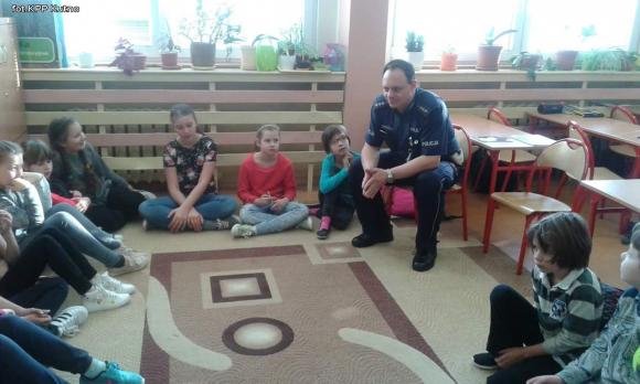 Czym jest cyberprzemoc, jak się przed nią bronić? Kutnowscy policjanci informują uczniów