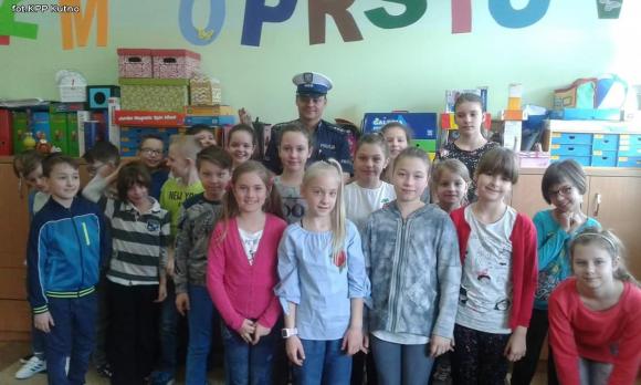 Czym jest cyberprzemoc, jak się przed nią bronić? Kutnowscy policjanci informują uczniów