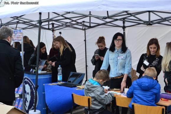 Atrakcyjna oferta trzeciego Kutnowskiego Pikniku Naukowego. Kasprowicz miał najlepsze stoisko