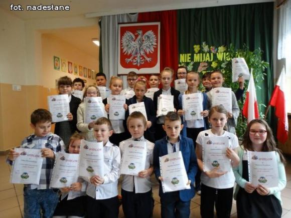 Szkoła Podstawowa w Strzegocinie: Strofy o Ojczyźnie na majowe święta