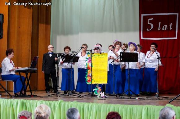 Piąty roczek Festiwalu Piosenki Biesiadnej w Bedlnie. Na sali na ludowo tańczą wszyscy wkoło