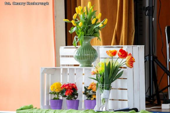 Piąty roczek Festiwalu Piosenki Biesiadnej w Bedlnie. Na sali na ludowo tańczą wszyscy wkoło