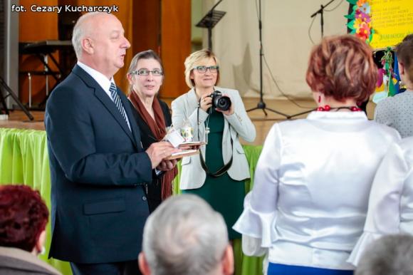 Piąty roczek Festiwalu Piosenki Biesiadnej w Bedlnie. Na sali na ludowo tańczą wszyscy wkoło