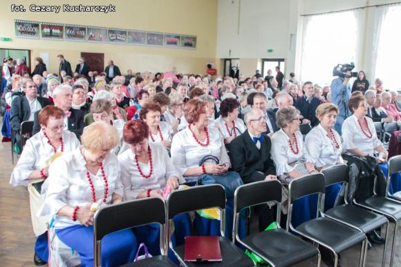 Piąty roczek Festiwalu Piosenki Biesiadnej w Bedlnie. Na sali na ludowo tańczą wszyscy wkoło