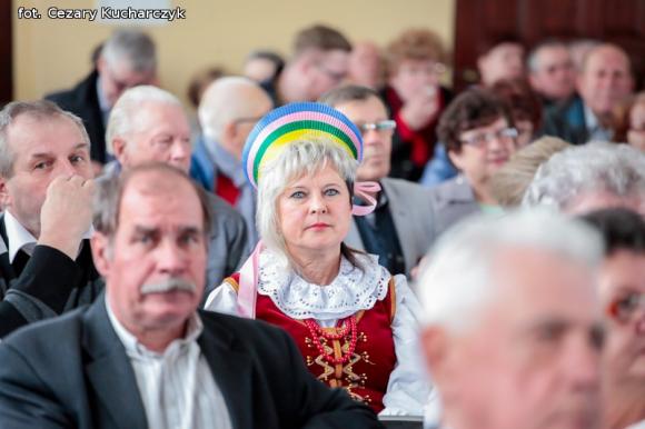 Piąty roczek Festiwalu Piosenki Biesiadnej w Bedlnie. Na sali na ludowo tańczą wszyscy wkoło