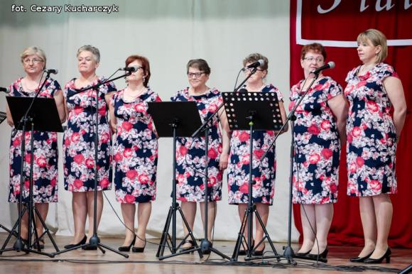 Piąty roczek Festiwalu Piosenki Biesiadnej w Bedlnie. Na sali na ludowo tańczą wszyscy wkoło