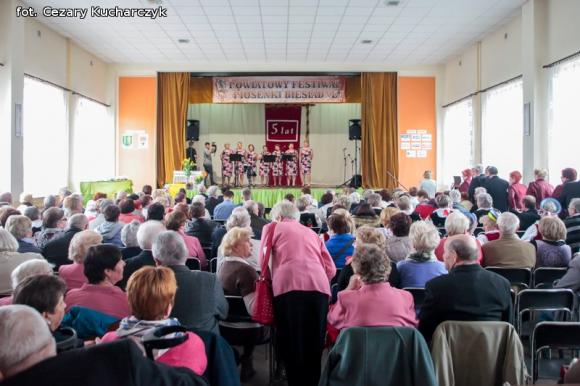 Piąty roczek Festiwalu Piosenki Biesiadnej w Bedlnie. Na sali na ludowo tańczą wszyscy wkoło