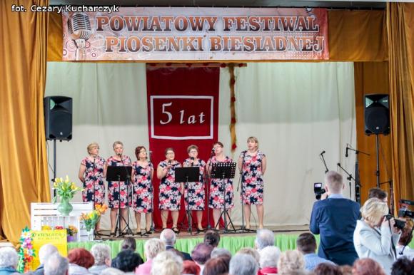 Piąty roczek Festiwalu Piosenki Biesiadnej w Bedlnie. Na sali na ludowo tańczą wszyscy wkoło