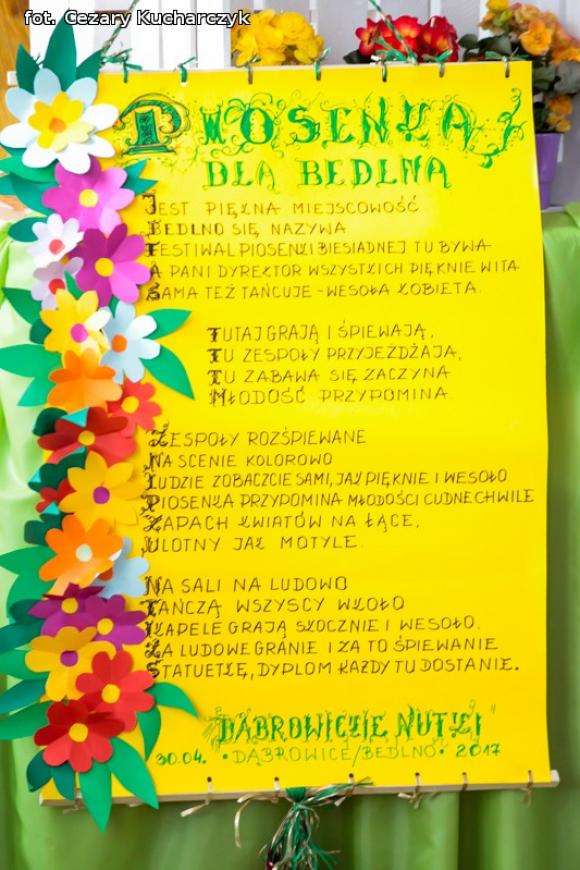 Piąty roczek Festiwalu Piosenki Biesiadnej w Bedlnie. Na sali na ludowo tańczą wszyscy wkoło