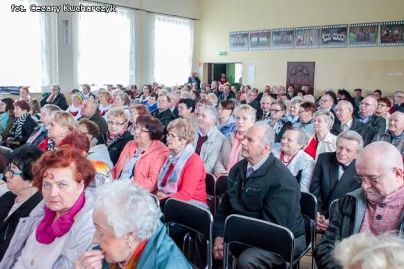 Piąty roczek Festiwalu Piosenki Biesiadnej w Bedlnie. Na sali na ludowo tańczą wszyscy wkoło
