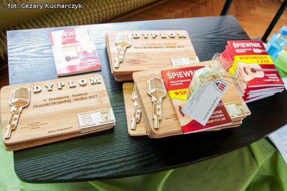 Piąty roczek Festiwalu Piosenki Biesiadnej w Bedlnie. Na sali na ludowo tańczą wszyscy wkoło