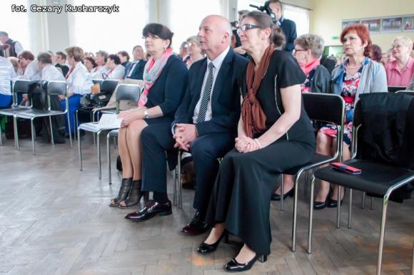 Piąty roczek Festiwalu Piosenki Biesiadnej w Bedlnie. Na sali na ludowo tańczą wszyscy wkoło