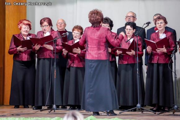 Piąty roczek Festiwalu Piosenki Biesiadnej w Bedlnie. Na sali na ludowo tańczą wszyscy wkoło