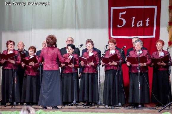 Piąty roczek Festiwalu Piosenki Biesiadnej w Bedlnie. Na sali na ludowo tańczą wszyscy wkoło
