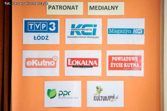 Piąty roczek Festiwalu Piosenki Biesiadnej w Bedlnie. Na sali na ludowo tańczą wszyscy wkoło
