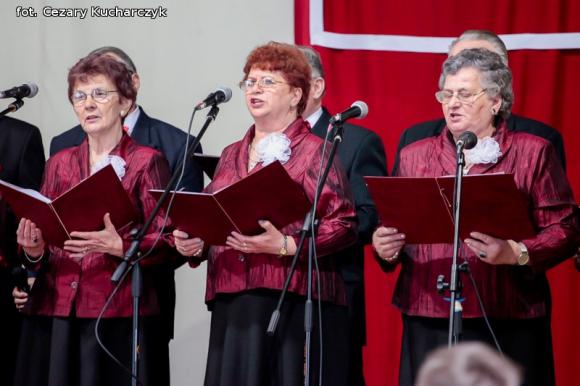 Piąty roczek Festiwalu Piosenki Biesiadnej w Bedlnie. Na sali na ludowo tańczą wszyscy wkoło