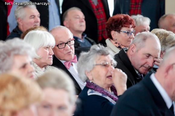 Piąty roczek Festiwalu Piosenki Biesiadnej w Bedlnie. Na sali na ludowo tańczą wszyscy wkoło