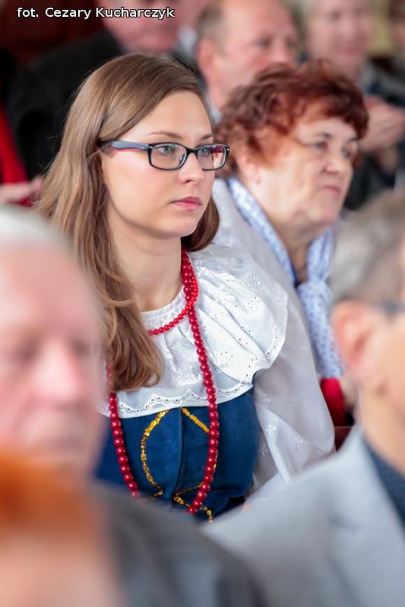 Piąty roczek Festiwalu Piosenki Biesiadnej w Bedlnie. Na sali na ludowo tańczą wszyscy wkoło