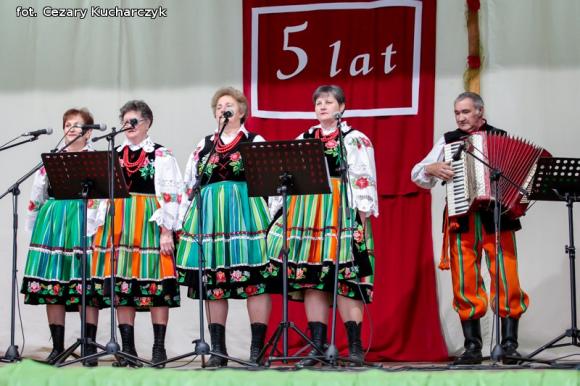 Piąty roczek Festiwalu Piosenki Biesiadnej w Bedlnie. Na sali na ludowo tańczą wszyscy wkoło