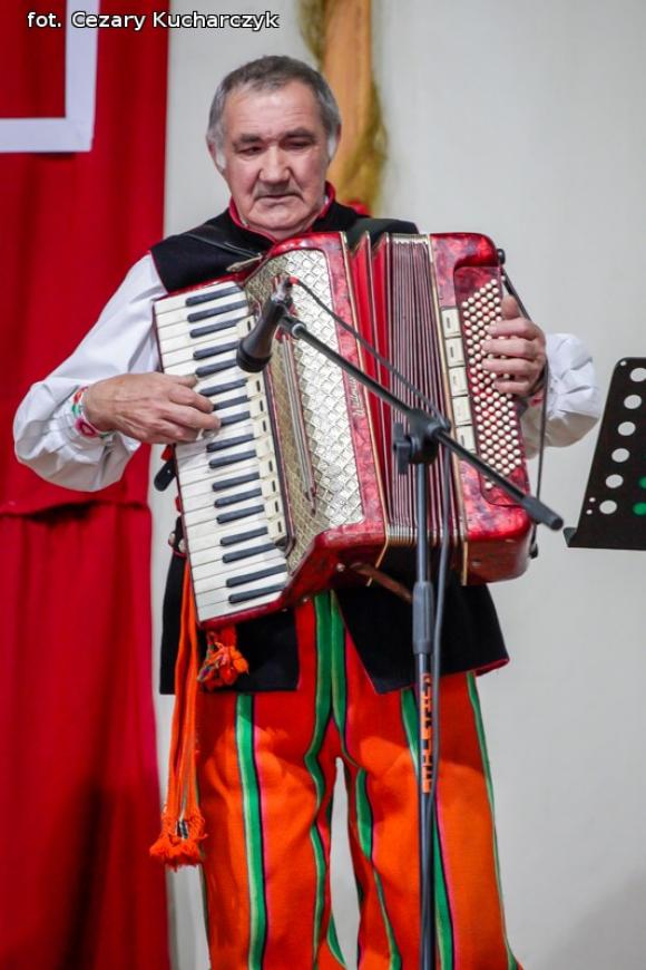 Piąty roczek Festiwalu Piosenki Biesiadnej w Bedlnie. Na sali na ludowo tańczą wszyscy wkoło