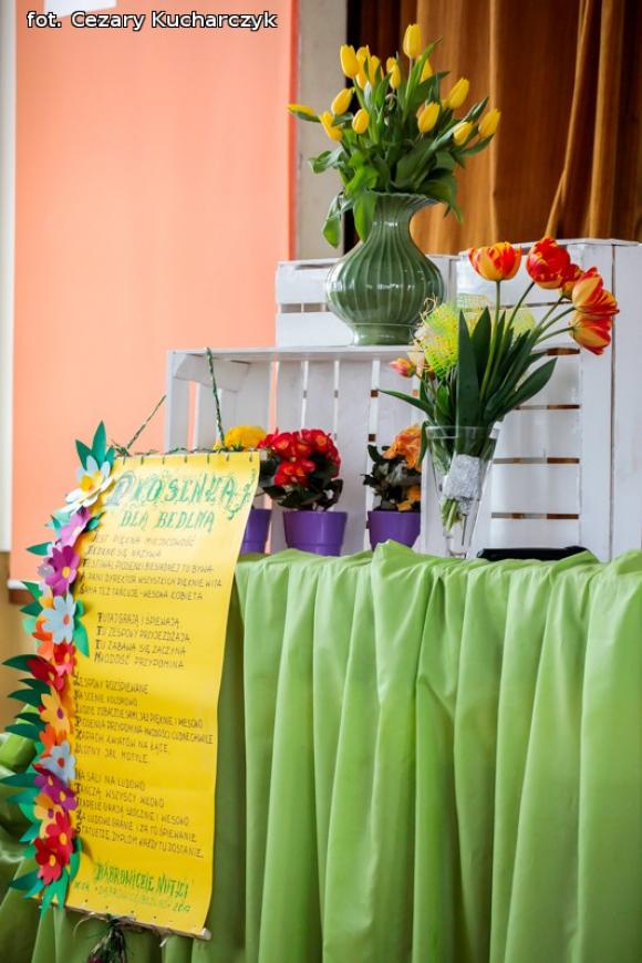 Piąty roczek Festiwalu Piosenki Biesiadnej w Bedlnie. Na sali na ludowo tańczą wszyscy wkoło