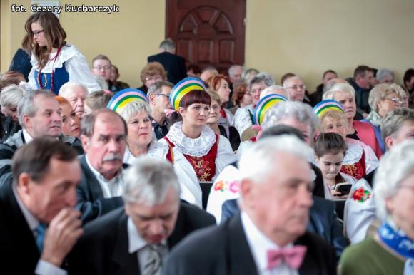 Piąty roczek Festiwalu Piosenki Biesiadnej w Bedlnie. Na sali na ludowo tańczą wszyscy wkoło