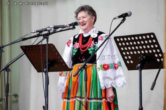 Piąty roczek Festiwalu Piosenki Biesiadnej w Bedlnie. Na sali na ludowo tańczą wszyscy wkoło