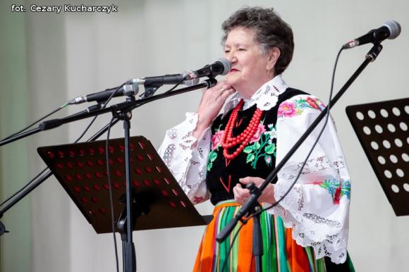 Piąty roczek Festiwalu Piosenki Biesiadnej w Bedlnie. Na sali na ludowo tańczą wszyscy wkoło