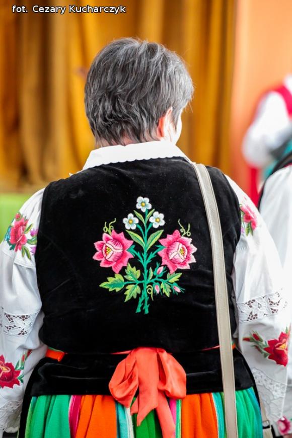 Piąty roczek Festiwalu Piosenki Biesiadnej w Bedlnie. Na sali na ludowo tańczą wszyscy wkoło