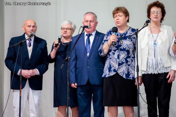 Piąty roczek Festiwalu Piosenki Biesiadnej w Bedlnie. Na sali na ludowo tańczą wszyscy wkoło